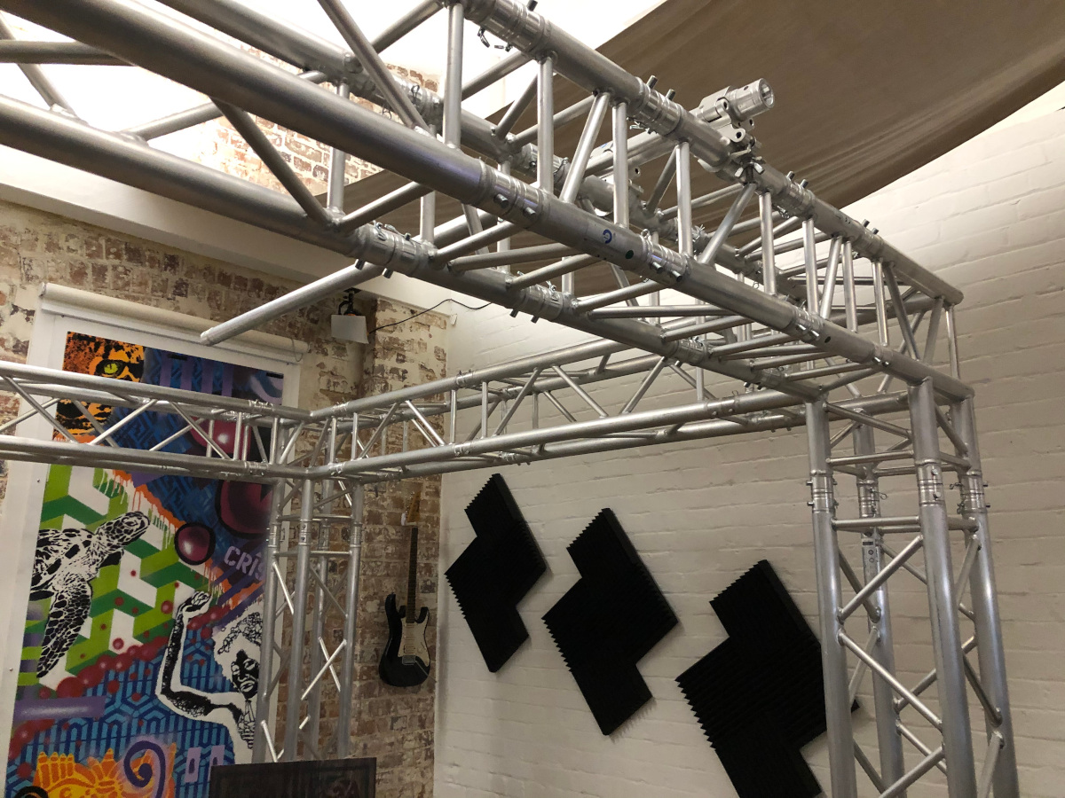 f34 truss structure in small studio