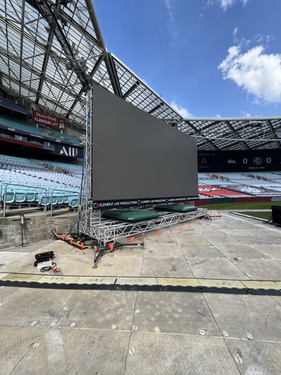 8m x 4m P3.9 Outdoor LED screen and structure
