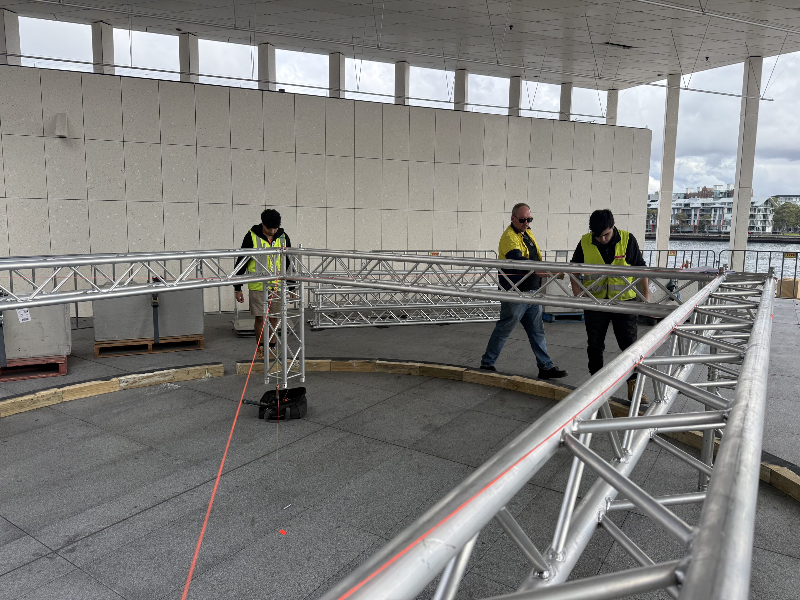 Truss being positioned at the centre point in Barangaroo.